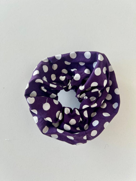 Storprikket scrunchie i bomuld.