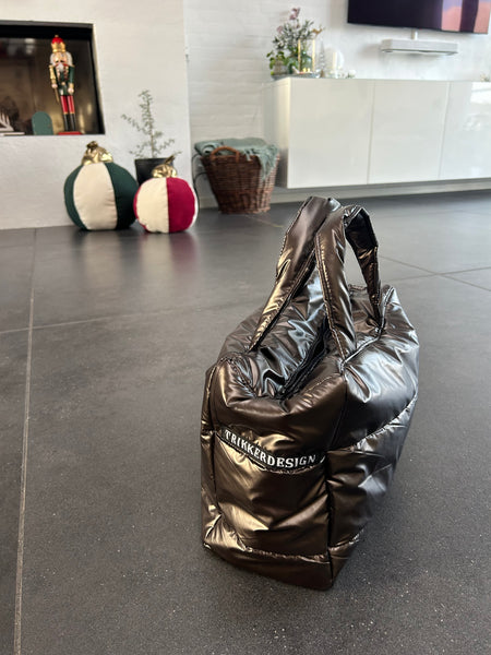 Håndtaske i skinnende brunt stof.