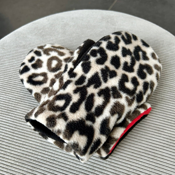 Luffer i fleece med leopard mønster.