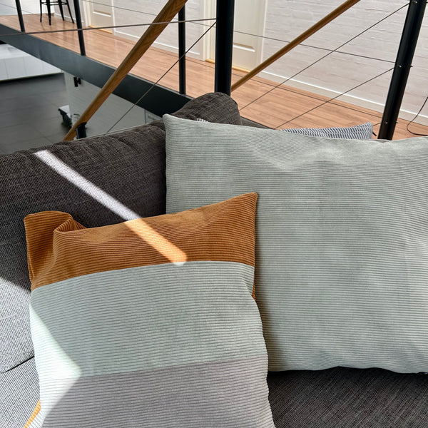 Pudebetræk i mørk kit, lys salvie og gylden brun fløjl. Bagsiden er gyldenbrun.