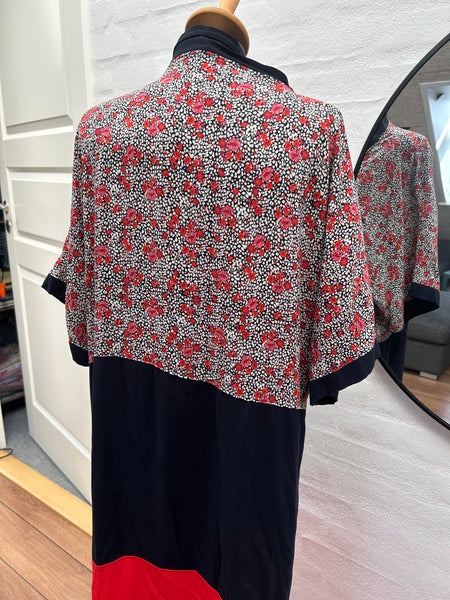 Kimono med blomster og smuk rød farve. Str.xs/m