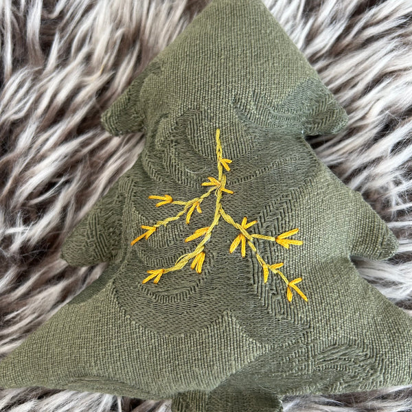 Juletræ ophæng i grønt med broderi.