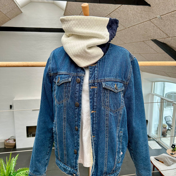 Halsedisse i nude, råhvid og blå