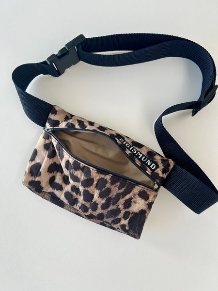 Bæltetaske/crossbody taske i quiltet Leo.