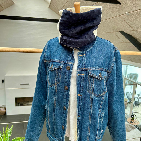 Halsedisse i nude, råhvid og blå