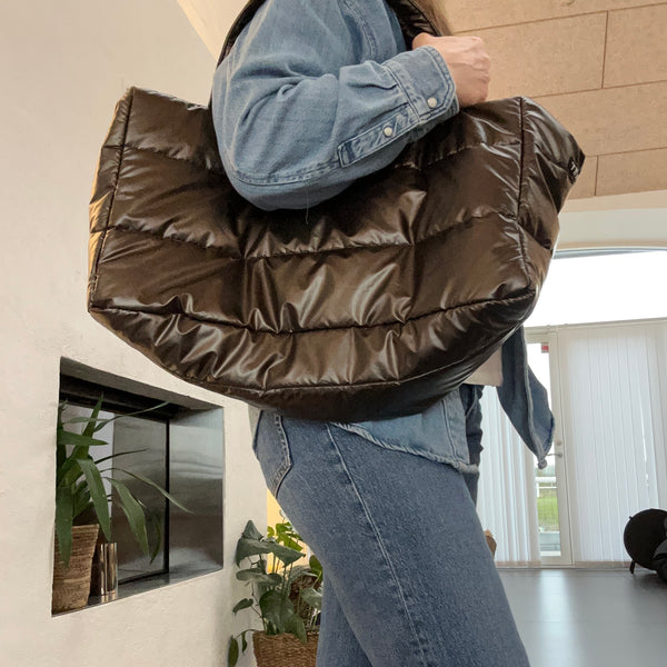 Shopper i brunt skinnende stof.