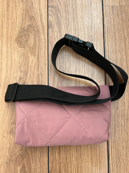 Crossbody/bæltetaske i rosa quilt.
