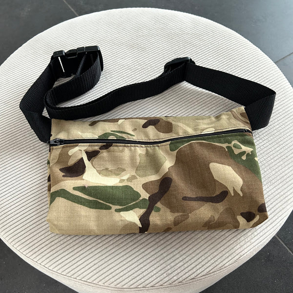 Bæltetaske/crossbody bag i militær.