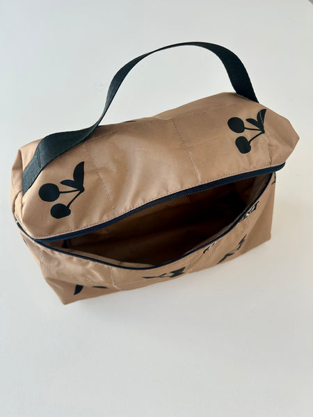 Rummelig toilettaske i beige med skønne kirsebær.