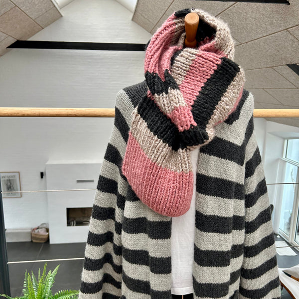 Håndstrikket jumbo tørklæde i rosa, nude og antrcit garn.