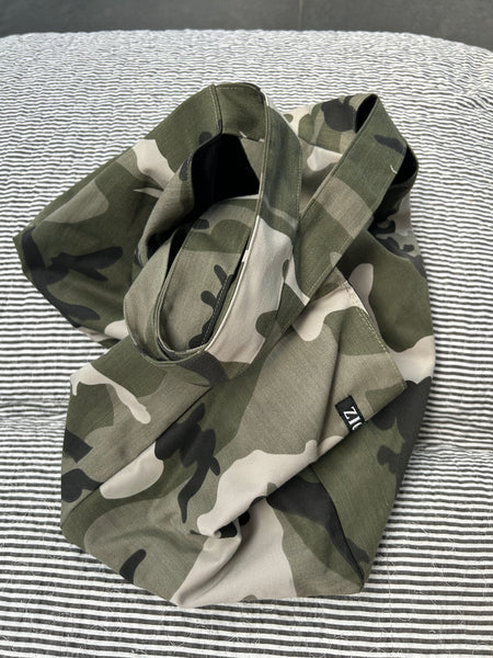 Shopper i armyfarver og med lomme indeni.