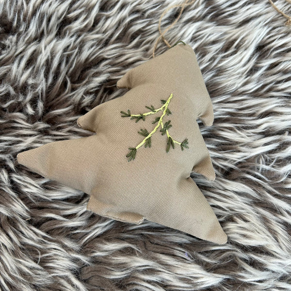 Juletræ ophæng i beige med broderi.