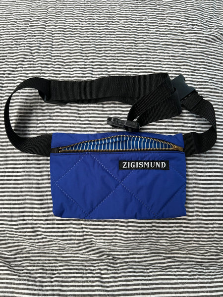 Bæltetaske/rossbody taske i coboltblå quilt.