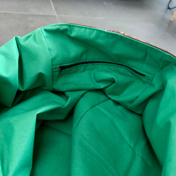 Shopper i mørkebrun quilt og grønt foer.