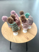 Indlæs billede til gallerivisning Æggevarmer aka Nissehue i Rosa ombringe strik med pom pom.
