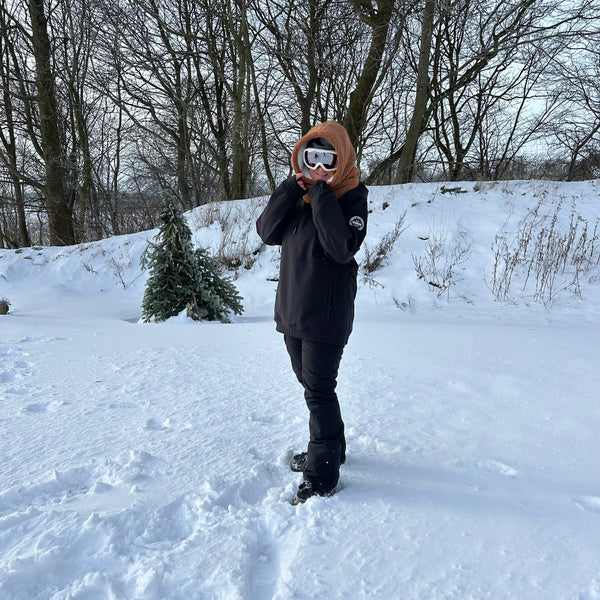 Brunlig Balaclava i Teddy med hvidt fleece.