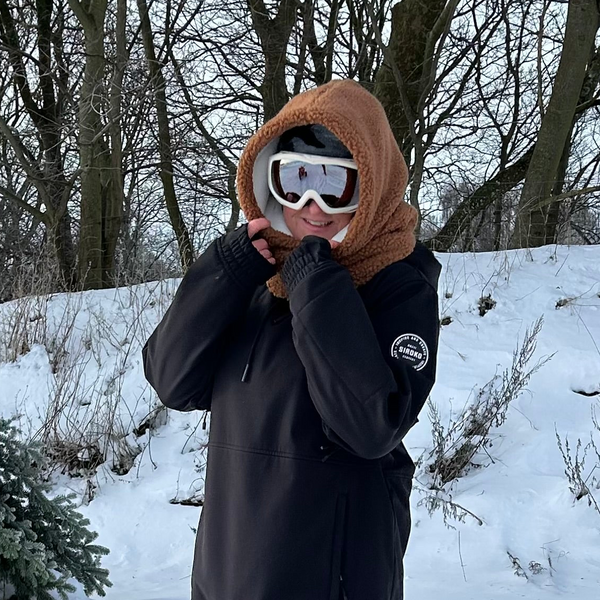 Brunlig Balaclava i Teddy med hvidt fleece.