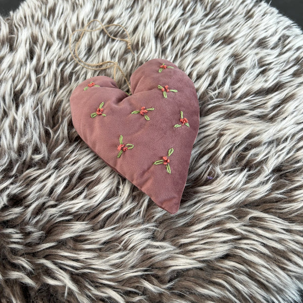 Rosa julehjerte med broderi.