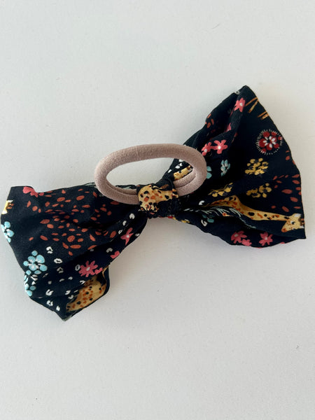 Sløjfe i stof med billeder af giraffer.