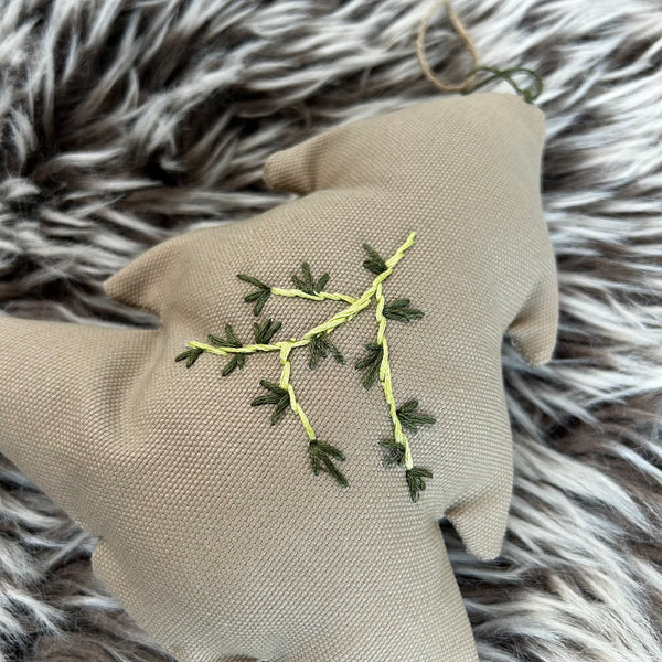 Juletræ ophæng i beige med broderi.