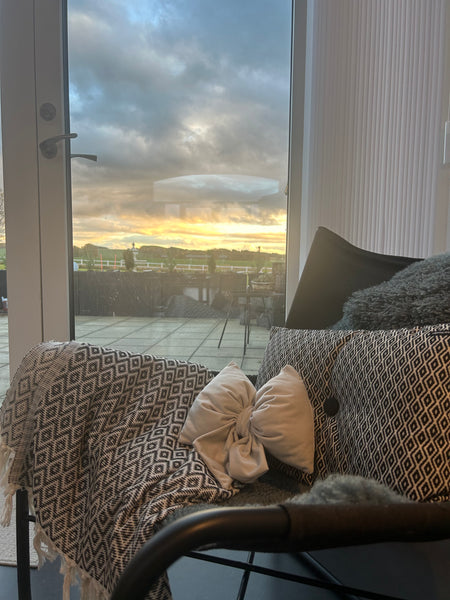 Lille sløjfe i råhvid velour.