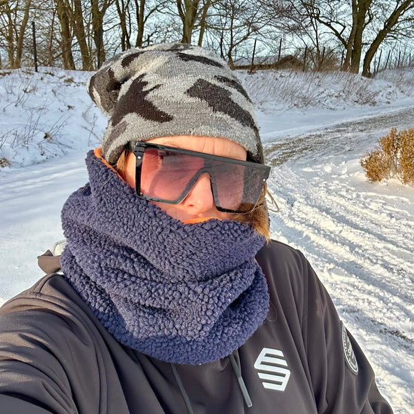 Halsedisse i blåt teddy med orange fleece.