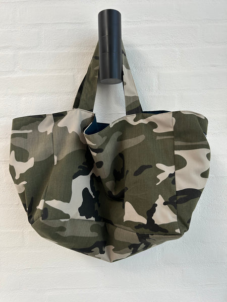 Shopper i armyfarver og med lomme indeni.