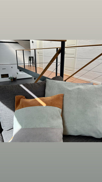 Pudebetræk i mørk kit, lys salvie og gylden brun fløjl. Bagsiden er gyldenbrun.