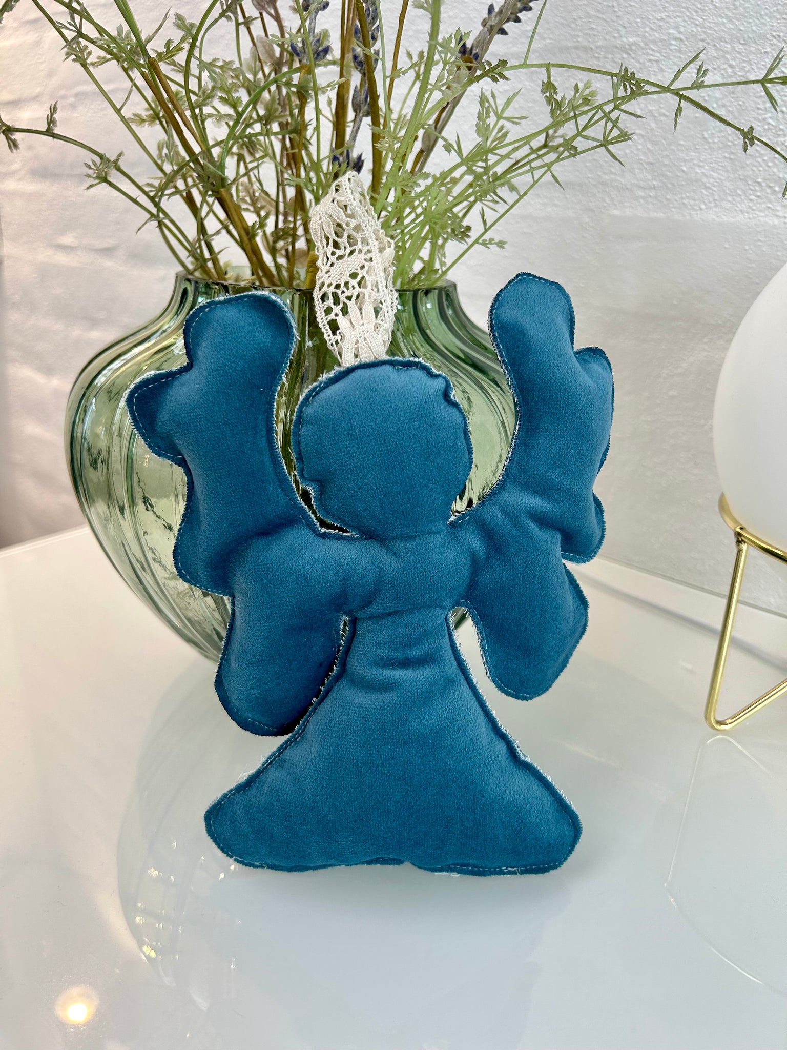 Engle ophæng i petroliums farvet velour.