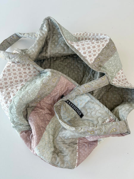 Shopper i quiltet stof lavet ud af et sengetæppe.