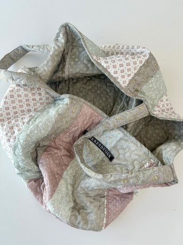 Shopper i quiltet stof lavet ud af et sengetæppe.