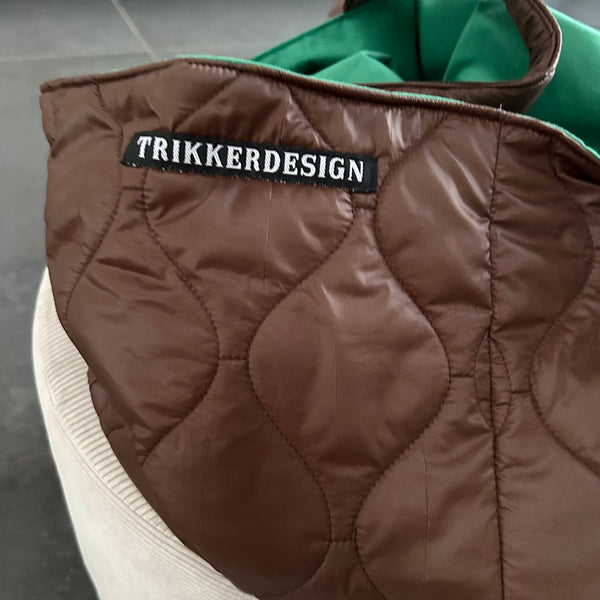 Shopper i mørkebrun quilt og grønt foer.