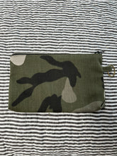 Indlæs billede til gallerivisning Keyhanger taske i army med army lynlås.

