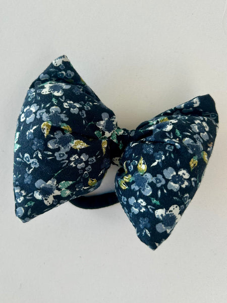 Fluffy sløjfe i blomstret bomuld.