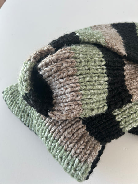 Storstrikket halstørklæde i meleret mint og nude med antracit.