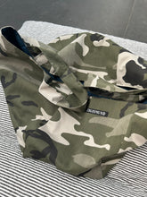 Indlæs billede til gallerivisning Stor shopper i army look med blåt foer og inderlomme.

