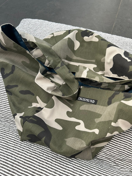 Stor shopper i army look med blåt foer og inderlomme.