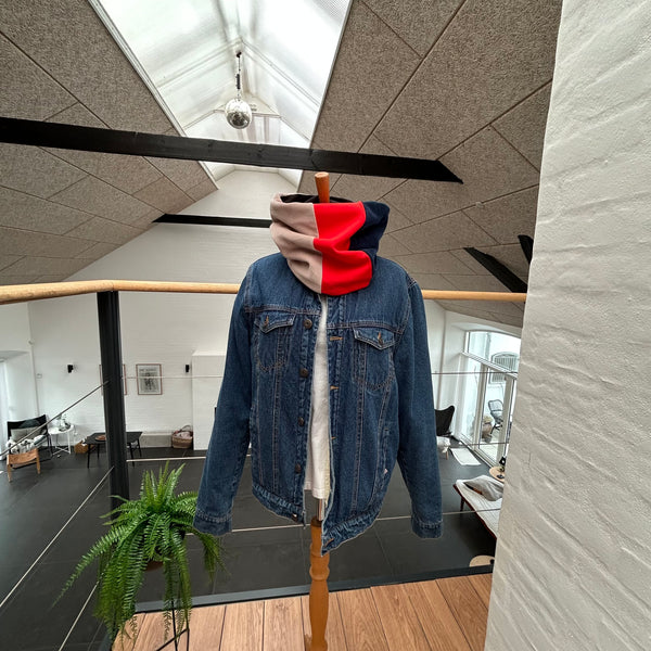 Halsedisse i rød jersey og blå/nude velour.