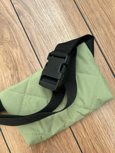 Indlæs billede til gallerivisning Crossbody/bæltetaske i grønlig quilt.

