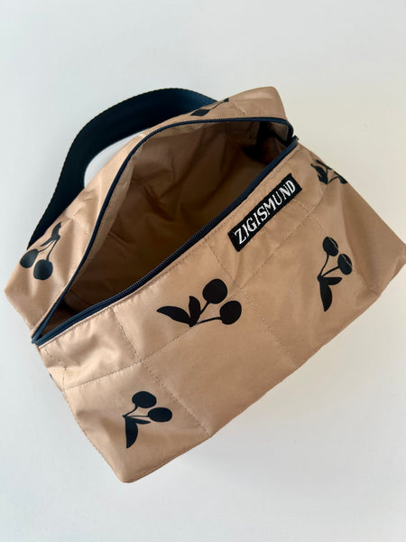 Rummelig toilettaske i beige med skønne kirsebær.