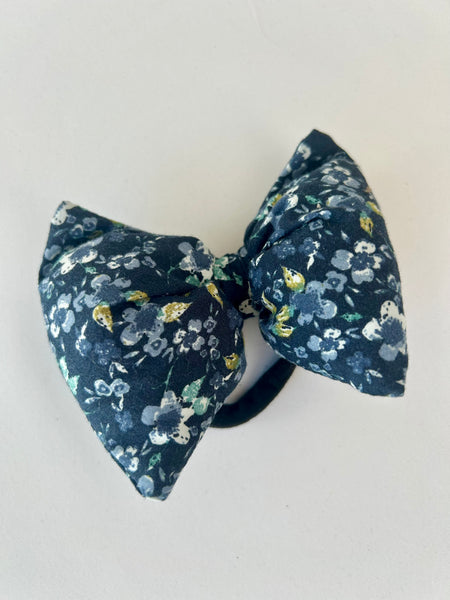 Fluffy sløjfe i blomstret bomuld.