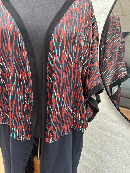 Kimono i digital printet stof og med mørkeblå viscose str.m/l