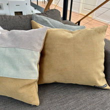 Indlæs billede til gallerivisning Pudebetræk i støvet oliven, mørk kit og lys salvie. Med Dusty olive som bagside.
