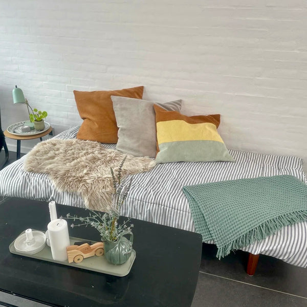 Pudebetræk i gul, cognac og beige fløjl.