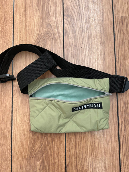 Crossbody/bæltetaske i grønlig quilt.