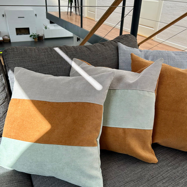 Pudebetræk i gylden brun, lys salvie og mørk kit. Mørk kit på bagsiden.