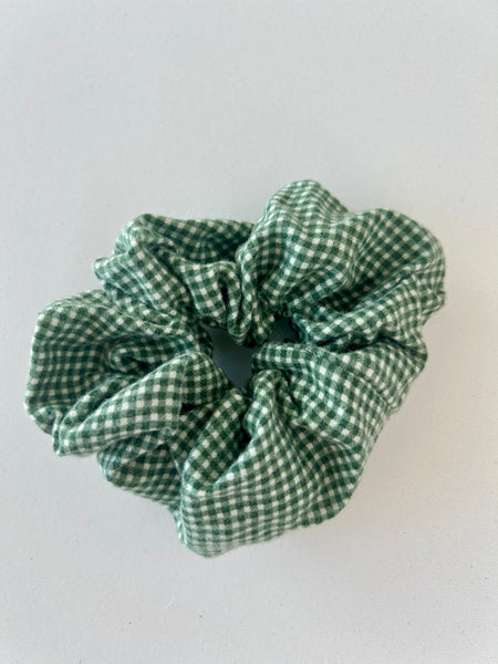Stor Scrunchie i grøn og råhvid blødt stof.