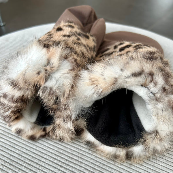 Luffer i brunt velour med kanin pels.