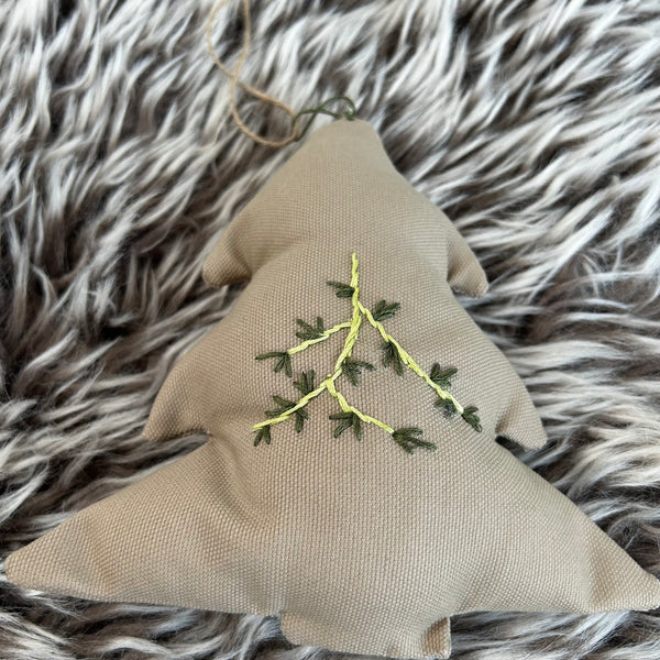 Juletræ ophæng i beige med broderi.