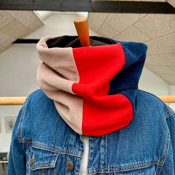 Halsedisse i rød jersey og blå/nude velour.